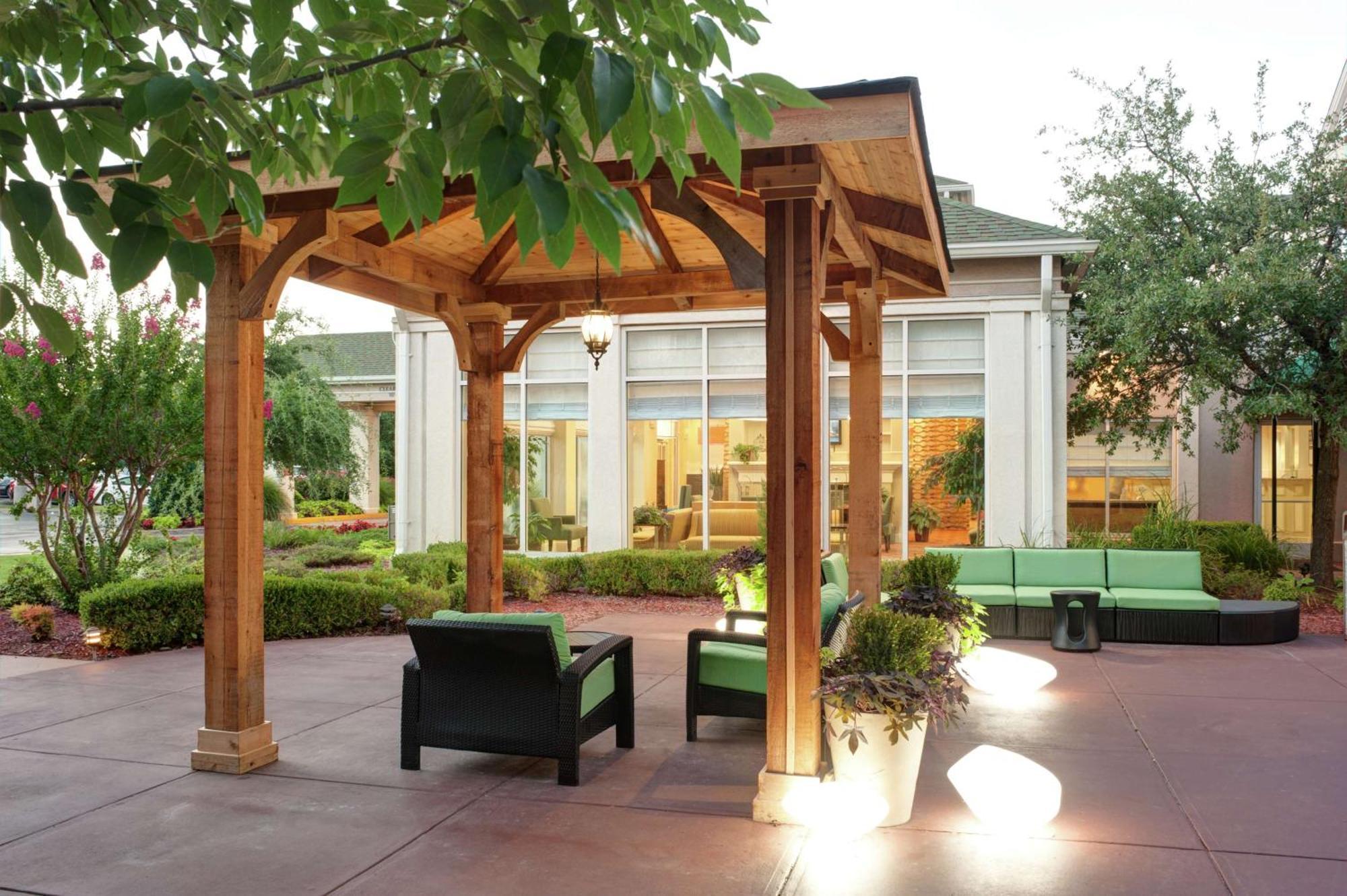 Hilton Garden Inn Tulsa Airport Exterior foto